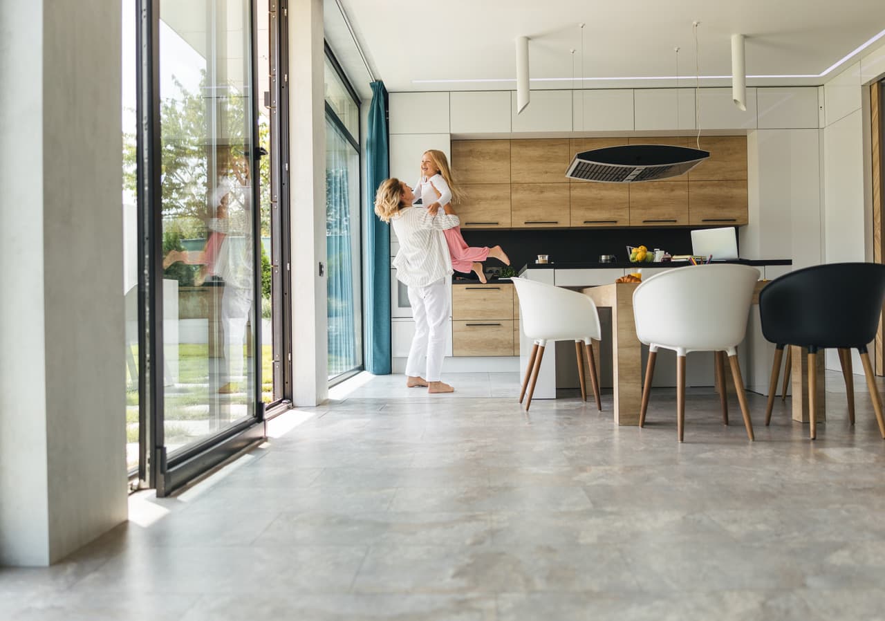 Modernes Zuhause mit Küche und Wohnbereich