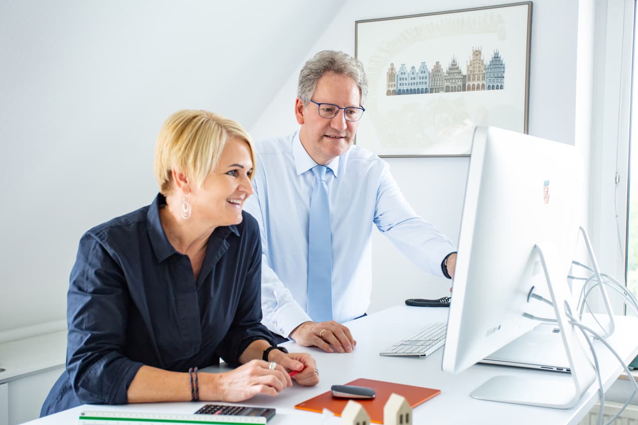 Andreas und Cornelia im Büro